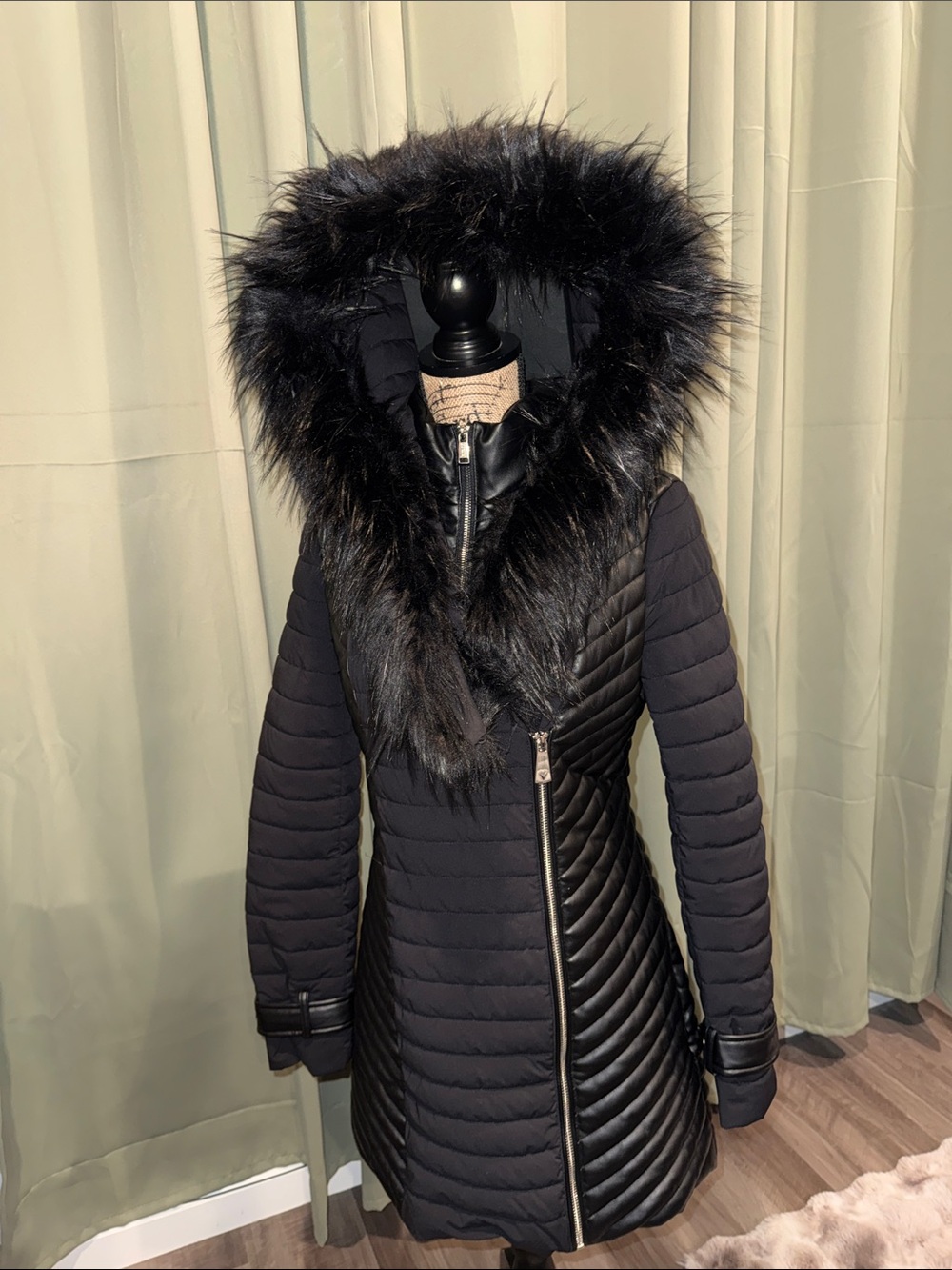 Guess Black Quilted Hooded Puffer Coat with Faux Fur Trim - WORN TWICE - Picture 8 of 9